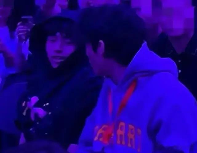 张柏芝俩儿子现身谢霆锋演唱会，兄弟俩又帅又酷，和继母王菲同场