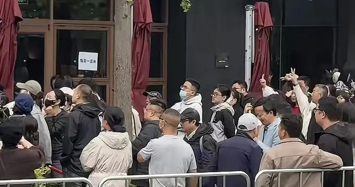 文章面馆被拍到大量人插队，还有人打架闹事