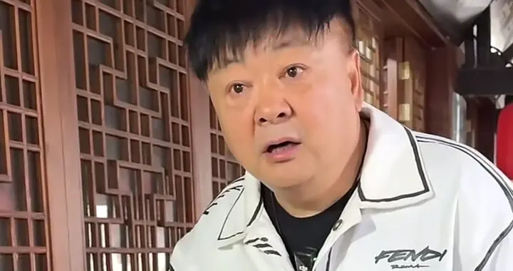 洪剑涛现身安昌古镇，想试戴帽子被老板要求给5块钱，不买不给试