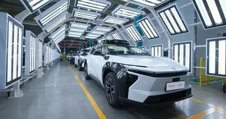 每天车闻：量产版铂智4X Robotaxi下线