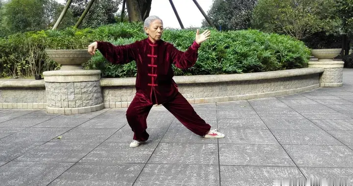 转身摆莲拍脚总追求啪啪响？别把代偿当功夫，四字诀教你松沉发力