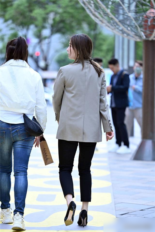 初夏穿尖头细跟鞋：多高才美？多舒服才对？