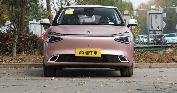 刚毕业工作，父母送了一台纳米01，颜值高又好开，很适合女生