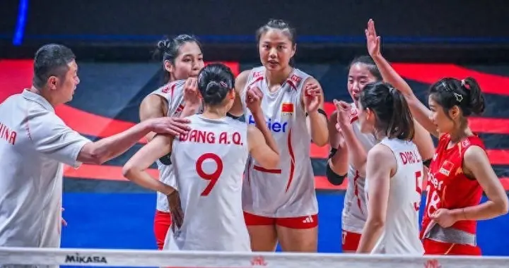 排队道歉！中国女排淘汰美国女排，赵勇决胜局“1怒2换”绝了