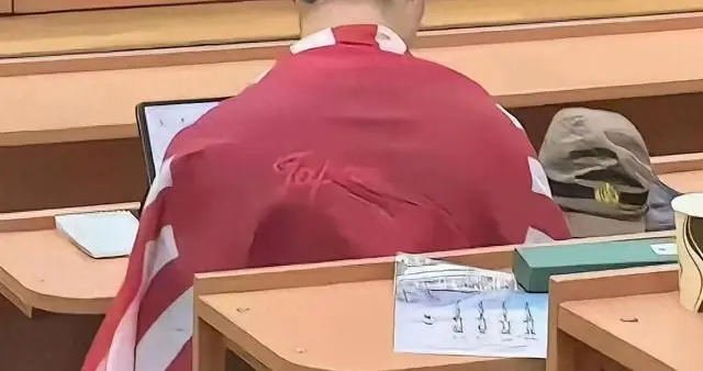 南京留俄学生披旭日旗被遣返！回国后四道坎，一步比一步狠