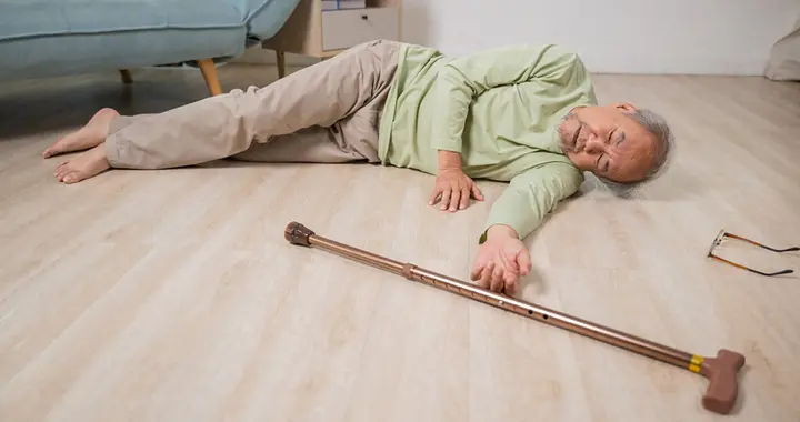 家人突发心梗，第1步千万别先喂硝酸甘油！做对3件事，才真的救命