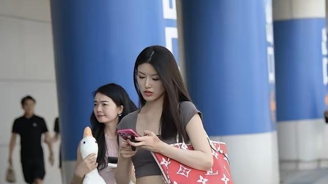 行走的诗：我的生活里根本碰不到露脐装，只