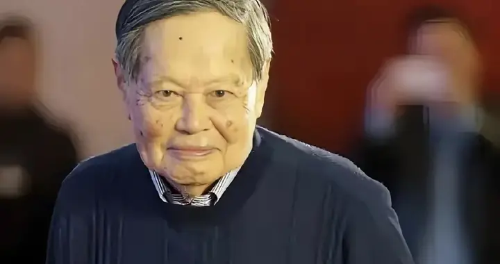 杨振宁谈长寿：不靠锻炼多饮水，核心是这四要素