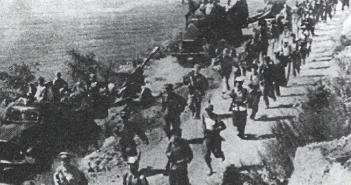 1950年，5000土匪包围解放军，匪首听错哨兵一个字，我军化险为夷