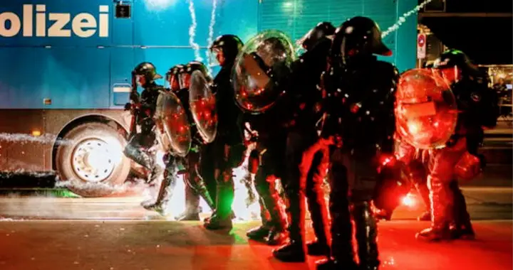 特朗普连番羞辱欧洲，瑞士爆发抗议，烧美国国旗，要把他扔垃圾桶