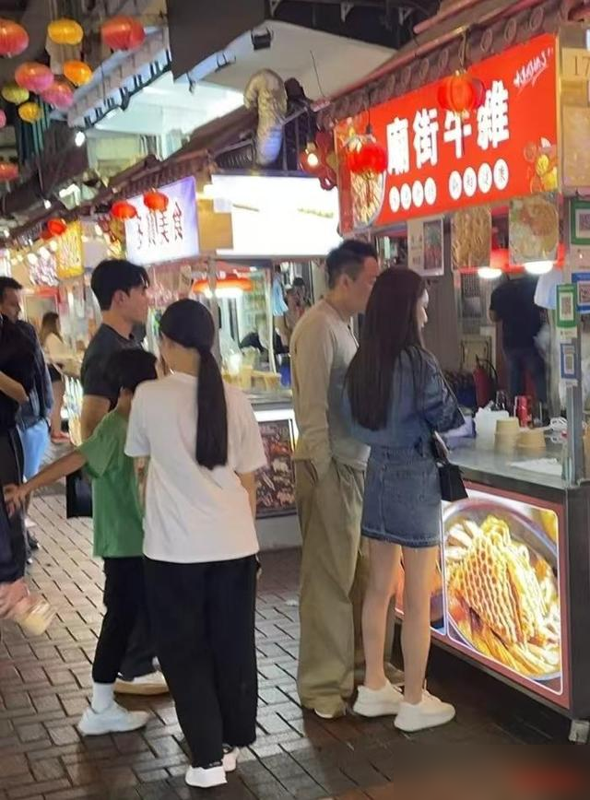 小玥儿变样了！跟后妈逛乐园的她，终于有了孩子该有的光