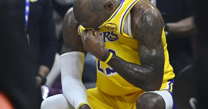 129-99！湖3崩再现，詹姆斯再创神迹，全员打铁，一人8中0