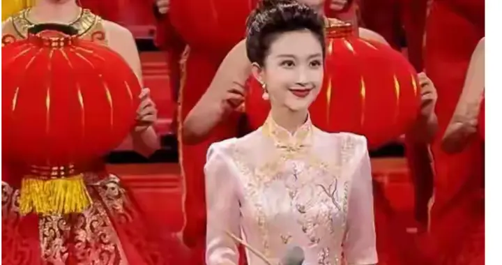 刘心悦一身粉色旗袍惊艳亮相元宵会上，好有气质，优雅。