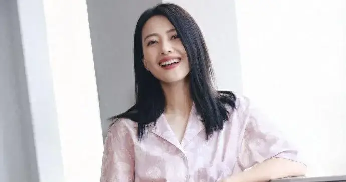 高圆圆会穿是数一数二的！短款印花衬衫+粉色半身裙，减龄又时髦