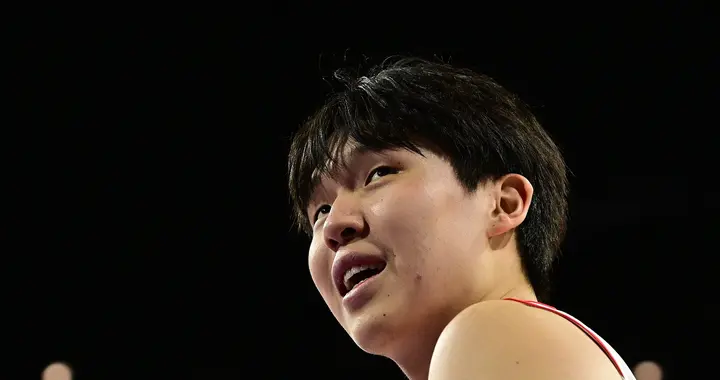 杨瀚森18分10板混音胜国王，克林根场边指导中国新星，这哥们能处