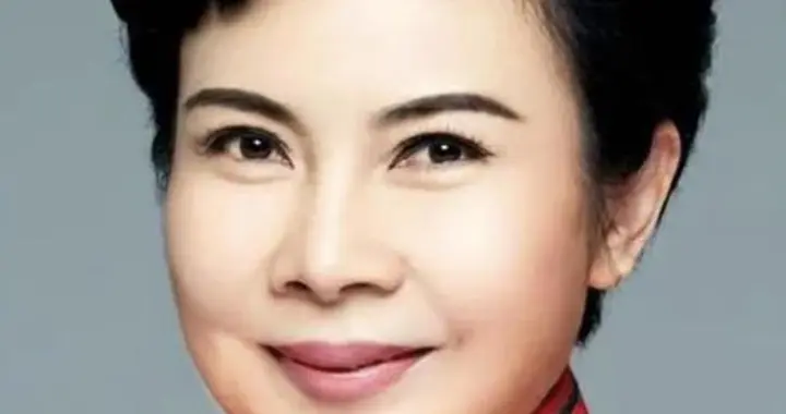 曾与赵忠祥齐名，一辈子没恋爱没结婚没孩子，却干了件了不起的事