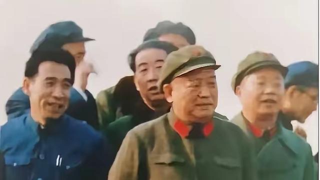 历史人物故事：这是当年余秋里视察胜利油田