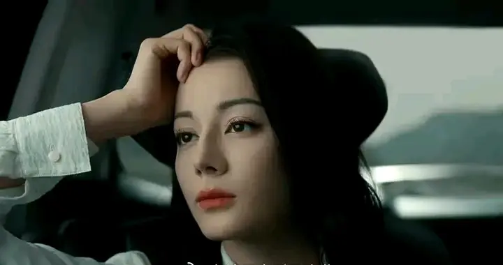 赵露思迪丽热巴同款镜头， 靠窗怼脸真的很权威