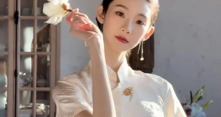 张艺凡今日是旗袍少女，优雅气质绝美动人