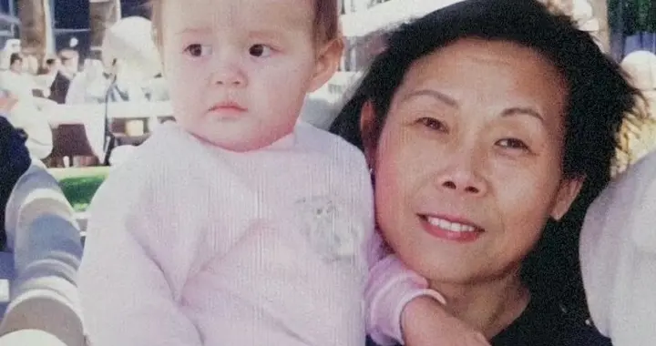 2005年，谷爱凌童年时期和姥姥冯国珍，一张温馨合影，祖孙情深