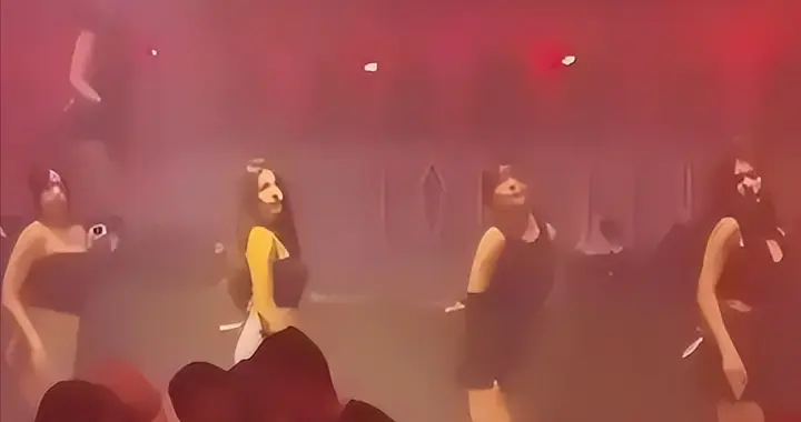 山东四胞胎“冰清玉洁”：勇闯娱乐圈出道失败，如今成酒吧擦边女