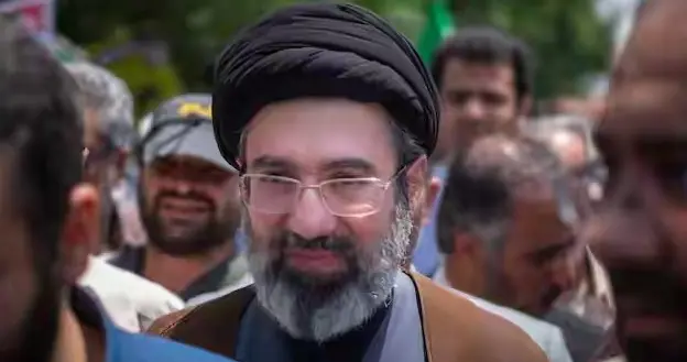 子承父业！穆杰塔巴当选伊朗最高领袖，能躲过美以的“斩首”吗？