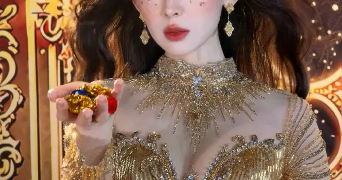 古力娜扎今日是极具魅惑的异域女王，身材让人流鼻血
