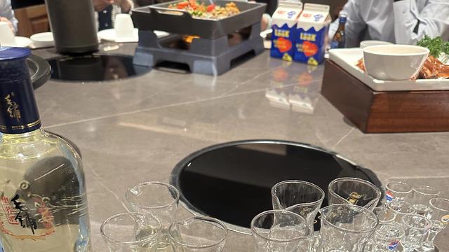 飞来飞去的寒号鸟：我老板昨晚上酒局上跟我