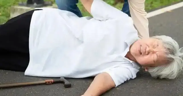 老人摔一跤，为啥是人生最后一次骨折？这三重打击，一个比一个难