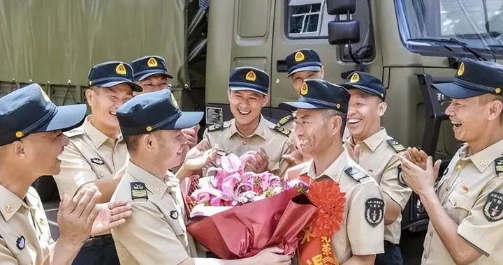 火箭军兵王：王忠心，退休后近况：约亲朋好友吃饭，打扮朴素低调