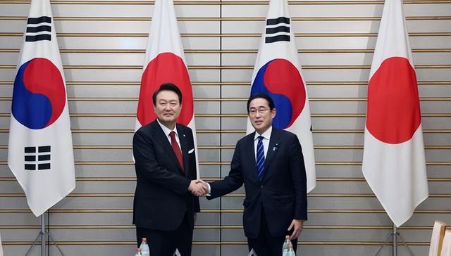 韩总统访问日本，事实上是在美国的控制下选择和日本和好