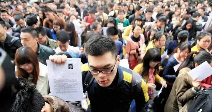 天崩开局，1270万毕业生即将涌入社会，老一辈不退，年轻人咋办？