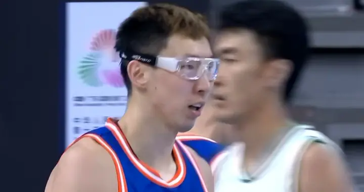 四川获得季军！1人成为赢球奇兵，球迷：周琦600万应分点给他