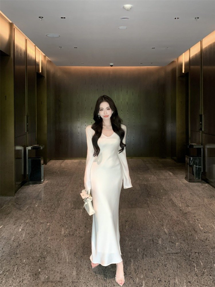 法式高级感白色缎面V领长袖连衣裙女