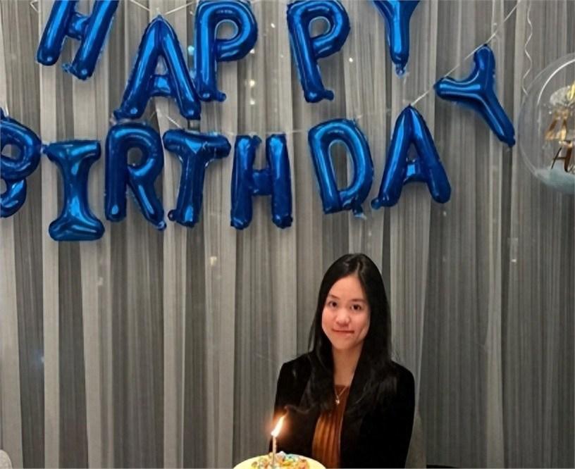 吕丽君女儿晒照给刘銮雄庆生！刘秀盈感谢父亲的帮助，父女特别像