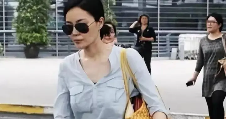 王菲扎起马尾年轻20岁！穿衬衫+灯笼裤，休闲随性又时髦！