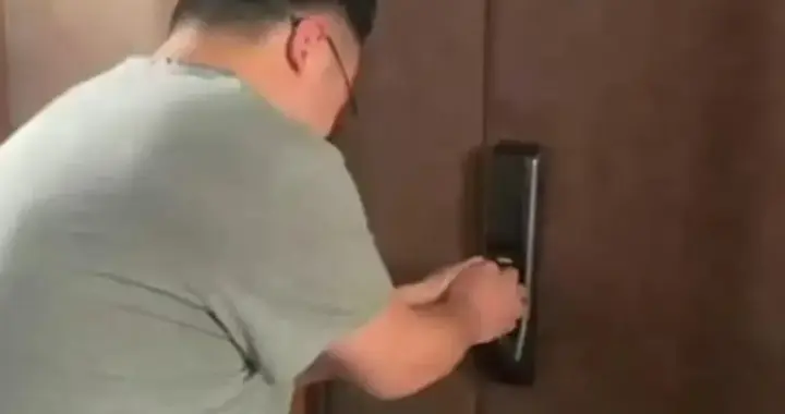 被路虎别停8次男子家门被敲6小时吓得用扫把堵门 连岳父领导来施压