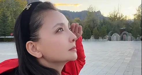 看哭了！演员孙茜独自去烈士陵园祭拜，亲哥仅二十岁就留在了拉萨