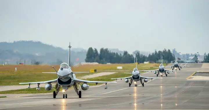 特级飞行员万米跃升，精准击落高空飘物，中国领空寸土不让！