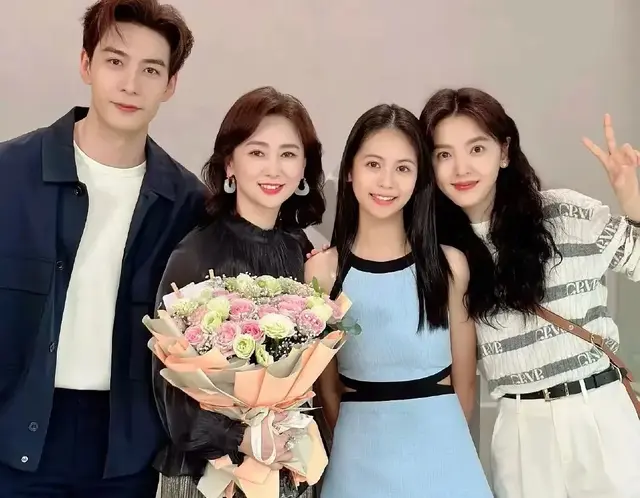 小水晶探班妈妈翁虹，和章若楠合照颜值差距大，确实是最美星二代