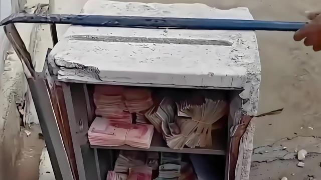 大别山人物志：谁这么不小心？满柜的百元大