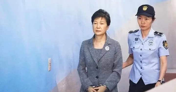 朴槿惠自传中提到：坐牢时7名狱警全天看守，吃不够半夜被冻醒