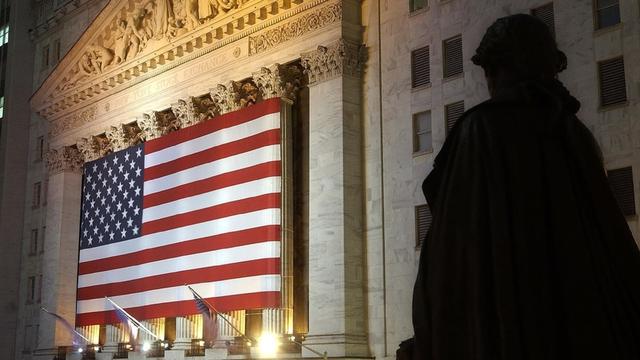 美国突然被降级,英国持美债超中国成第二大债主,30吨黄金运抵中国