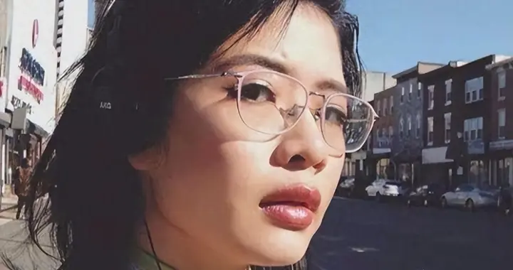 “反华妖女”许可馨改名躲美国，靠打零工度日，父母提前退休了？