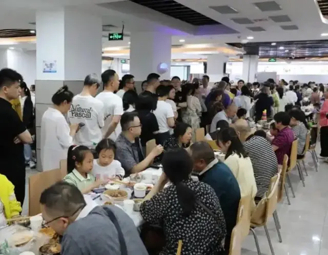 当荣昌大院飘出卤鹅香背后是食堂和民间反差