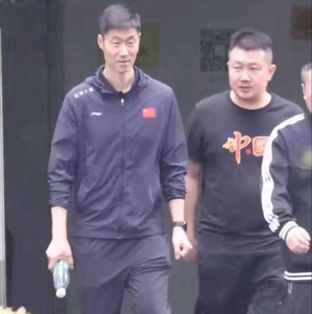 王励勤现身成都亲自督战，秘书长陪同，海报王楚钦替换樊振东！