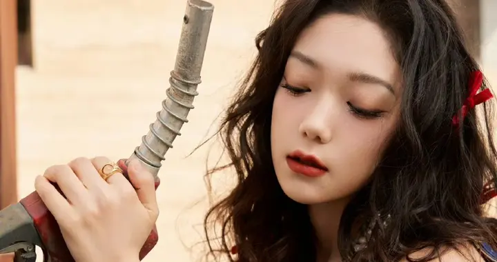 希林娜依高｜卷发+牛仔封神！又帅又美，这才是内娱甜酷天花板