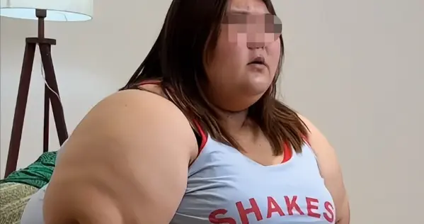 婆婆把儿媳喂胖到426斤，走路喘气都困难！网友却说：这婆婆真好