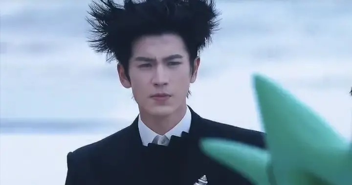 这一夜，海边红毯乐子多！炸毛摔跟头，杨幂像雪饼，馨予美一大跳