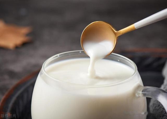 牛奶是补品还是心血管“祸因”？很多人还不当回事，小心埋下隐患